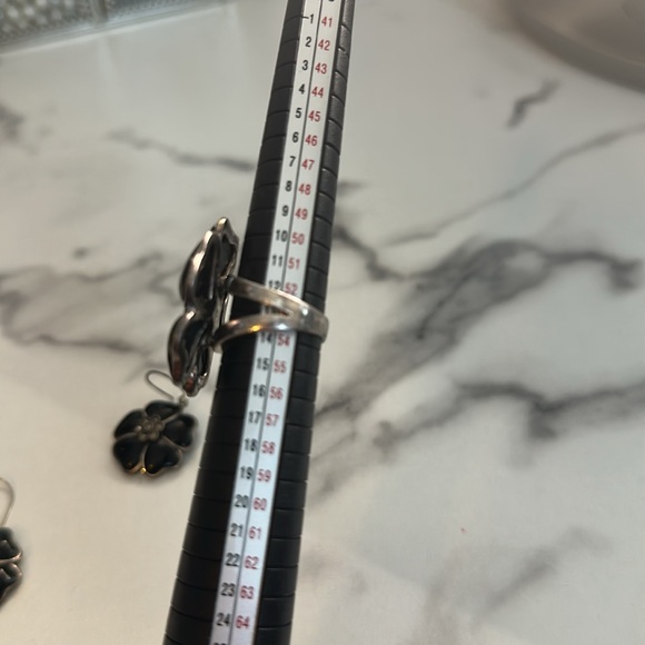 Pre owned- Elegant Black Flower Jewelry Set - Picture 10 of 16